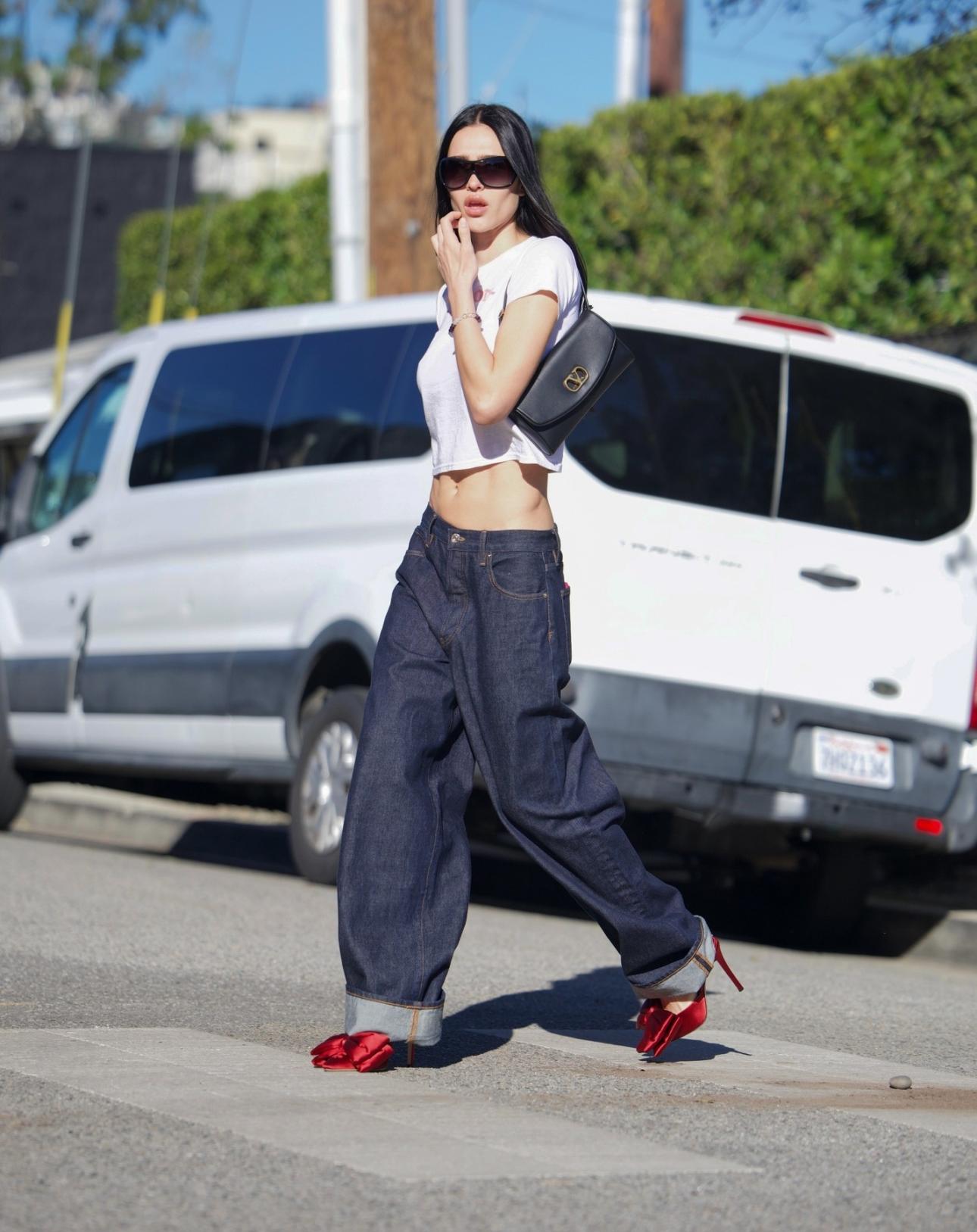 Η Amelia Gray Hamlin στο Λος Άντζελες με γόβες και τσάντα, με cropped top  και χαλαρό τζιν/Φωτογραφία: Profimedia