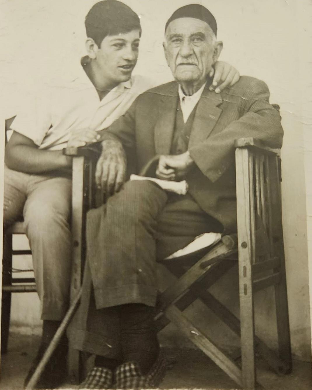 Κυριάκος Ελμαλόγλου σε ηλικία 18 ετών με τον παππού του στην επιχείρηση/Φωτογραφία Instagram: elmaloglou_fabrics