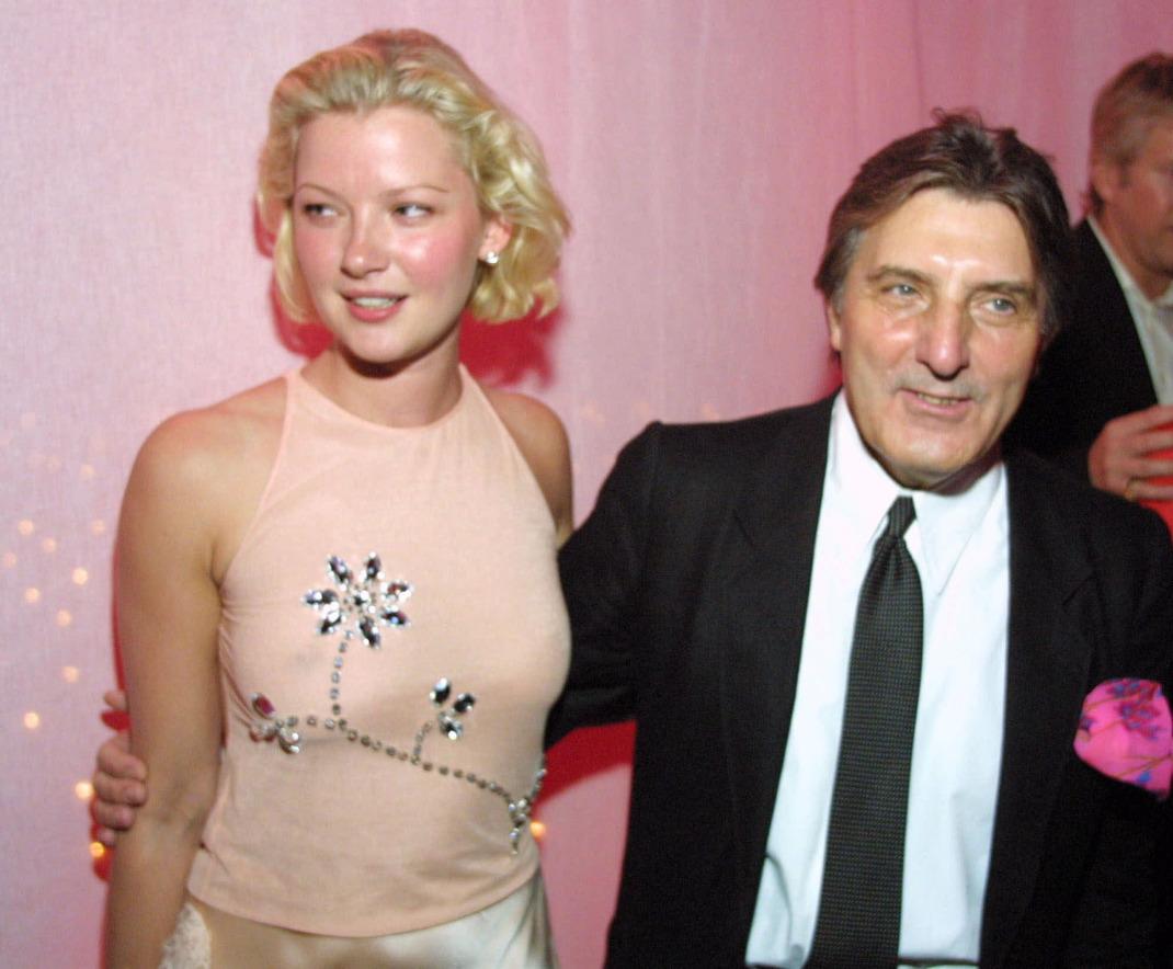 O σχεδιαστής μόδας και η  Gretchen Mol&nbsp; σε πάρτι το 2001