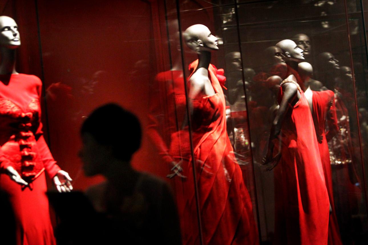   Φορέματα του οίκου Valentino, κατά τη διάρκεια μιας έκθεσης «Valentino» στη Σιγκαπούρη το 2010/Φωτογραφία: AP Photo 