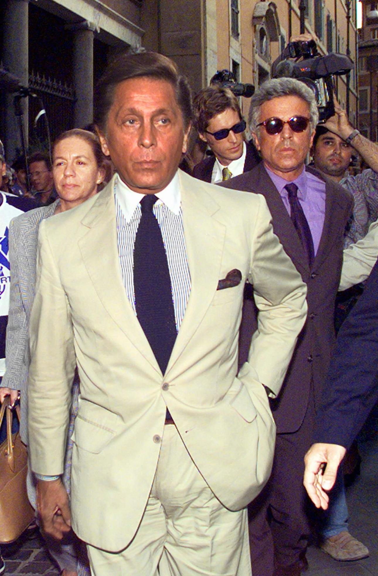 Ο Valentino Garavani με τον Giancarlo Giammetti στην κηδεία του Gianni Versace το 1997/ AP Images