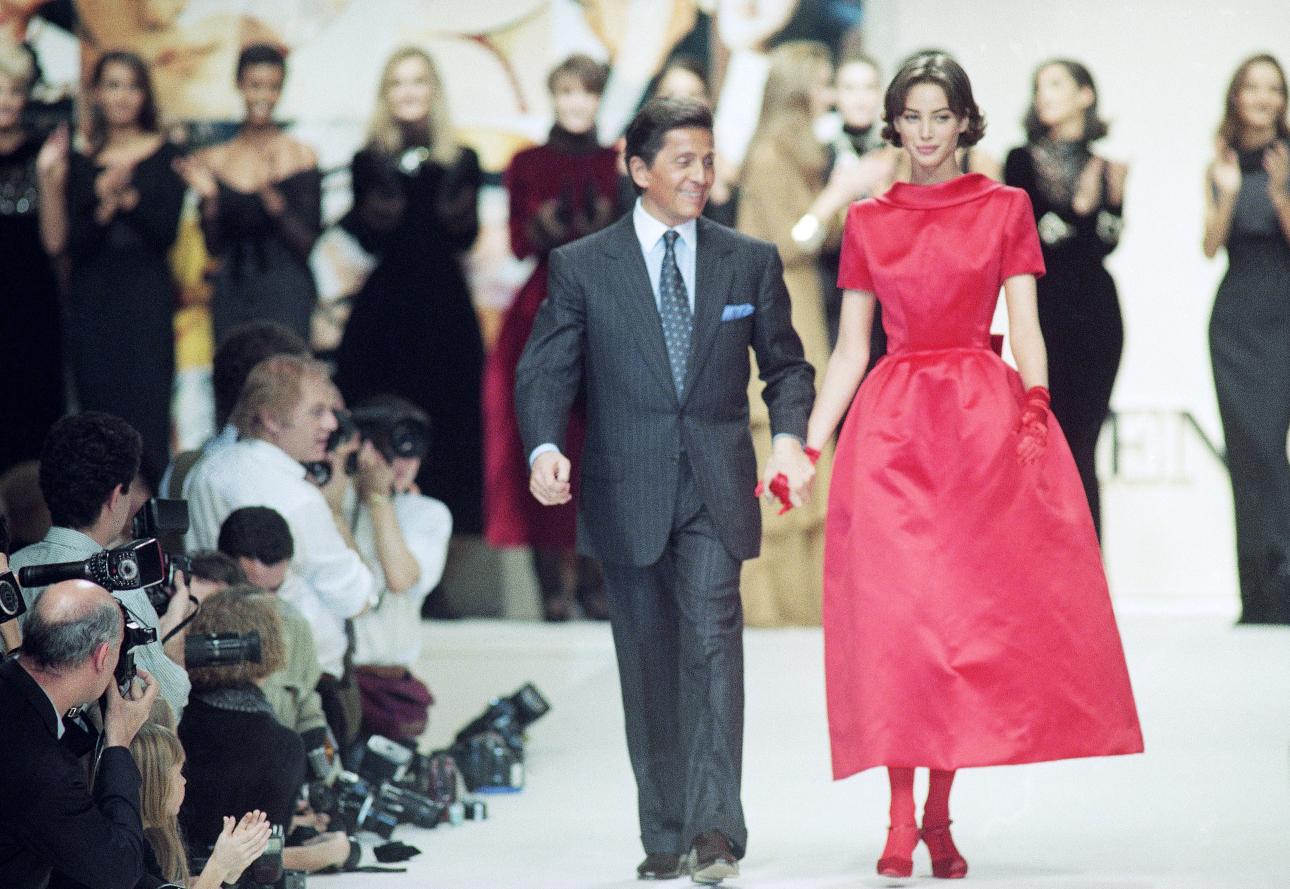 Ο Valentino Garavani στην πασαρέλα μετά την παρουσίαση της συλλογής prêt-à-porter Φθινόπωρο/Χειμώνας 1991–1992 στο Παρίσι, 1991. (AP Photo)