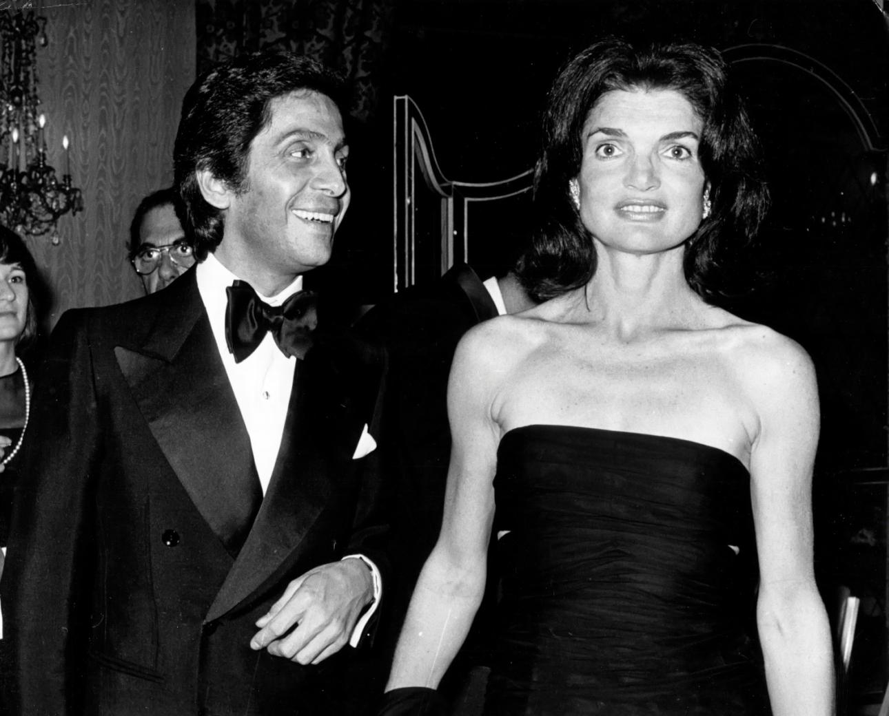  ﻿Νέα Υόρκη, 1976: Η Jacqueline Kennedy Onassis με τον Valentino σε εκδήλωση του οίκου για τους Special Olympics. /Φωτογραφία: Getty Images