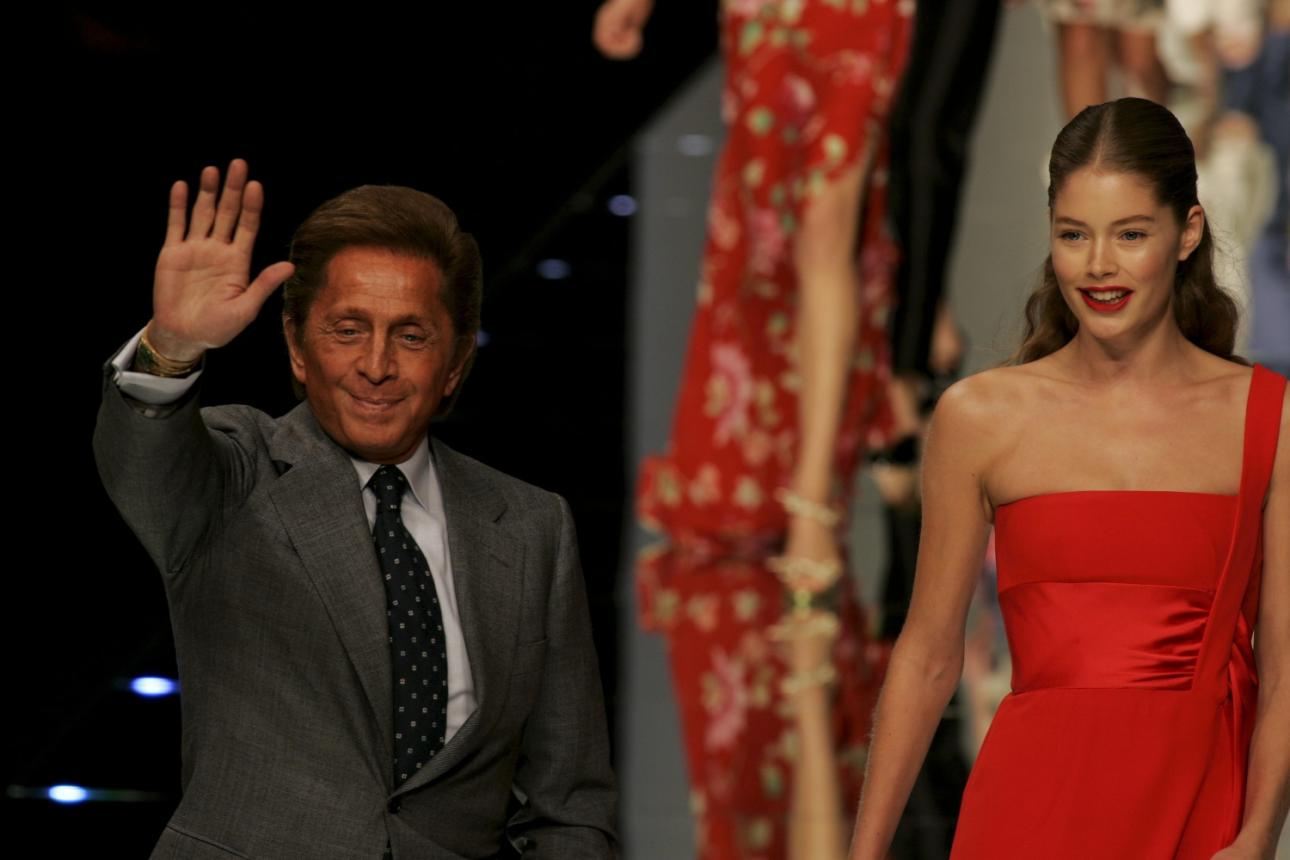  Ο Valentino στο fashion show του οίκου Valentino για τη συλλογή ready-to-wear Άνοιξη–Καλοκαίρι 2006, στο Παρίσι/Φωτογραφία: Getty Images 
