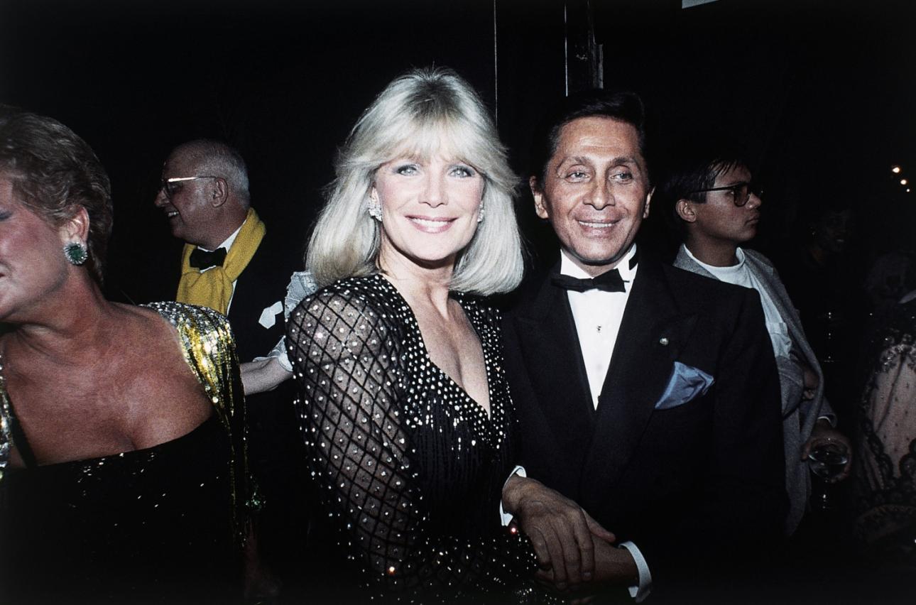 Ο Valentino Garavani (αριστερά) με την Linda Evans σε φιλανθρωπική εκδήλωση στο Λος Άντζελες, 1988. (AP Photo/Alan Greth)