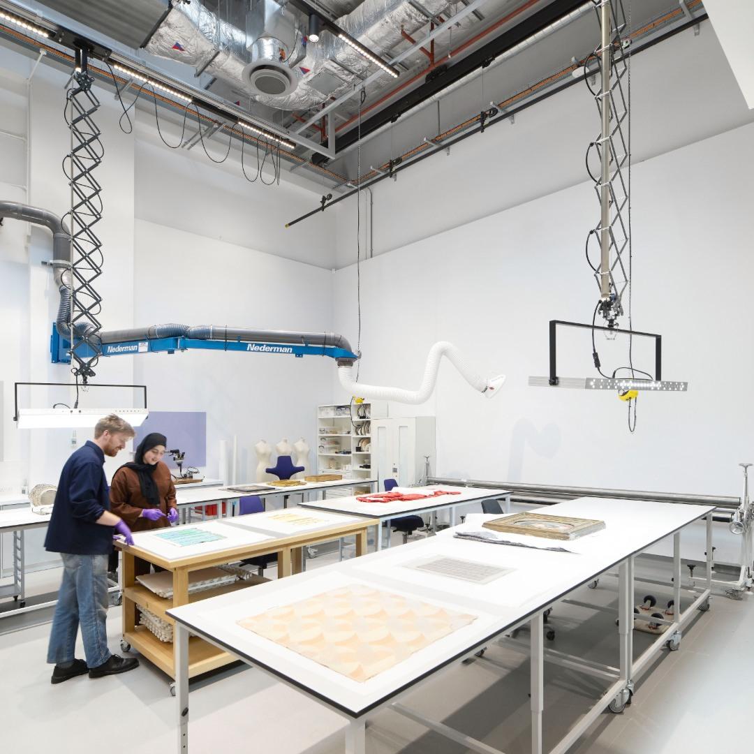   Στο νέο μουσείο V&amp;A East στο Λονδίνο, οι επισκέπτες μπορούν να αγγίξουν ορισμένα έργα/ Φωτογραφία: Instagram/ @vam_east  