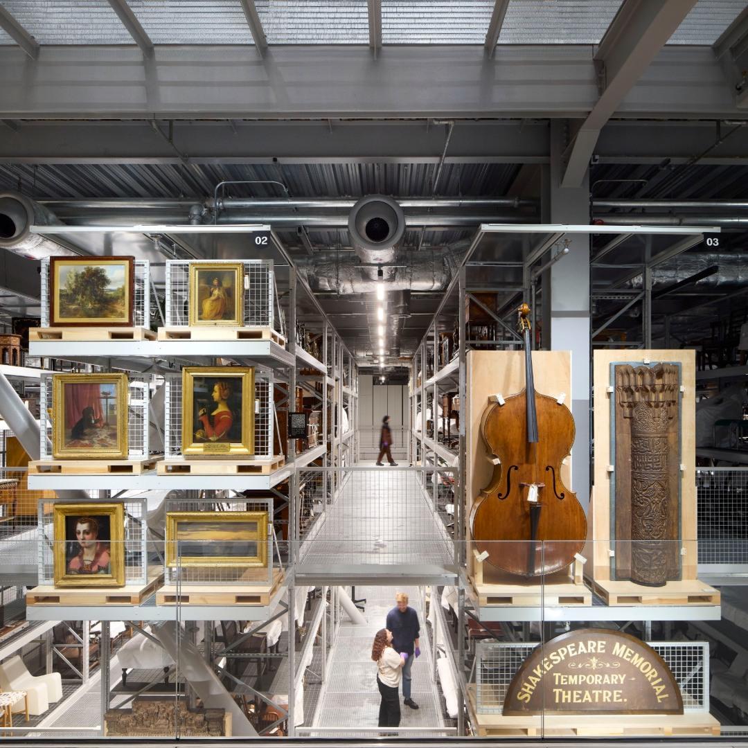 Στο νέο μουσείο V&A East στο Λονδίνο, οι επισκέπτες μπορούν να αγγίξουν ορισμένα έργα/ Φωτογραφία: Instagram/ @vam_east