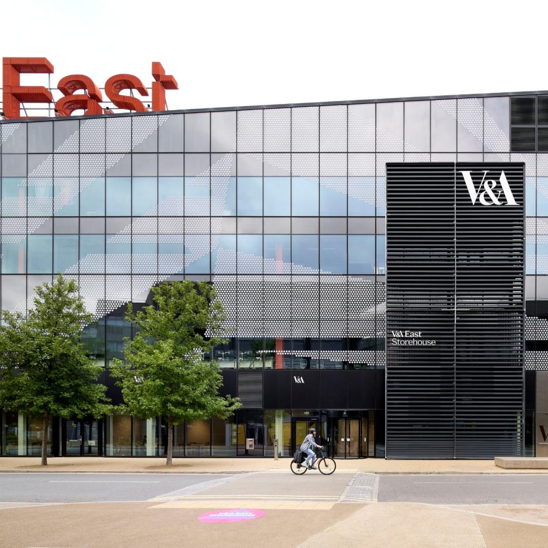 Εξωτερική άποψη του νέου μουσείου V&amp;A East στο Λονδίνο/ Φωτογραφία: Instagram/ @vam_east 