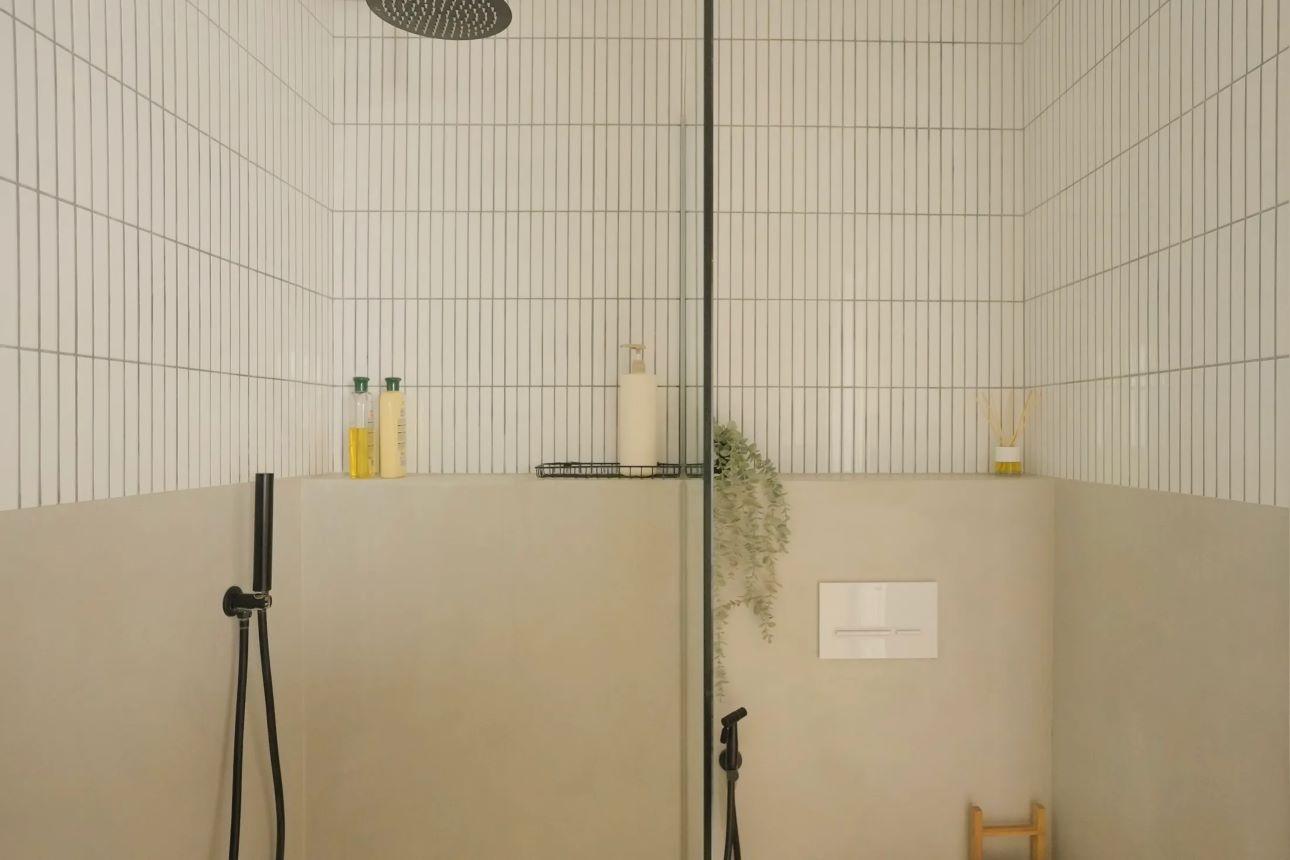 Τα πλακάκια δημιουργούν αίσθηση ύψους/ Φωτογραφία: Santa Arquitectura