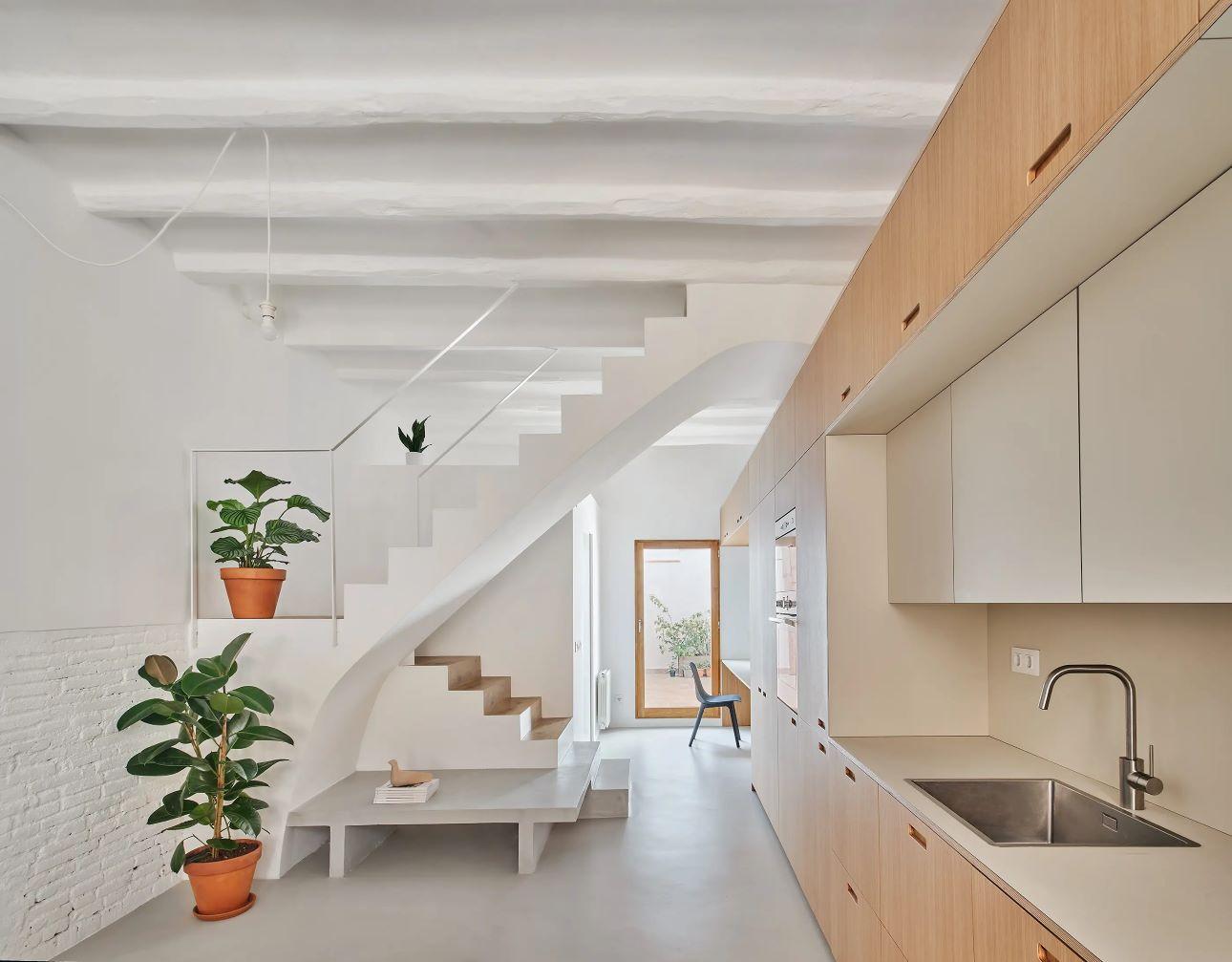 Οι αρχιτέκτονες άνοιξαν τοίχους, επαναπροσδιόρισαν όγκους και ενσωμάτωσαν αποθηκευτικούς χώρους/ Φωτογραφία: Santa Arquitectura 