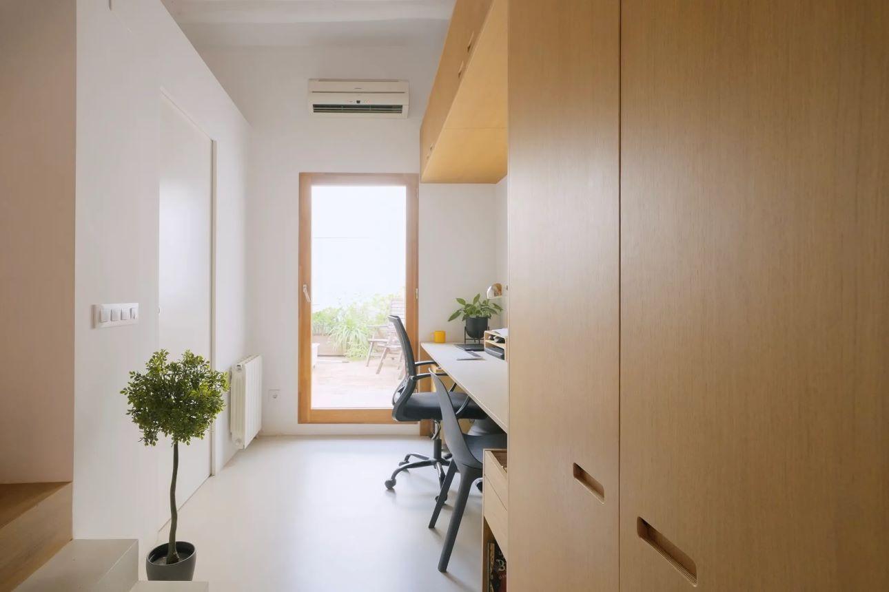 Το διπλό γραφείο στην κουζίνα επιτρέπει στους γονείς να εργάζονται δίπλα-δίπλα/ Φωτογραφία: Santa Arquitectura 