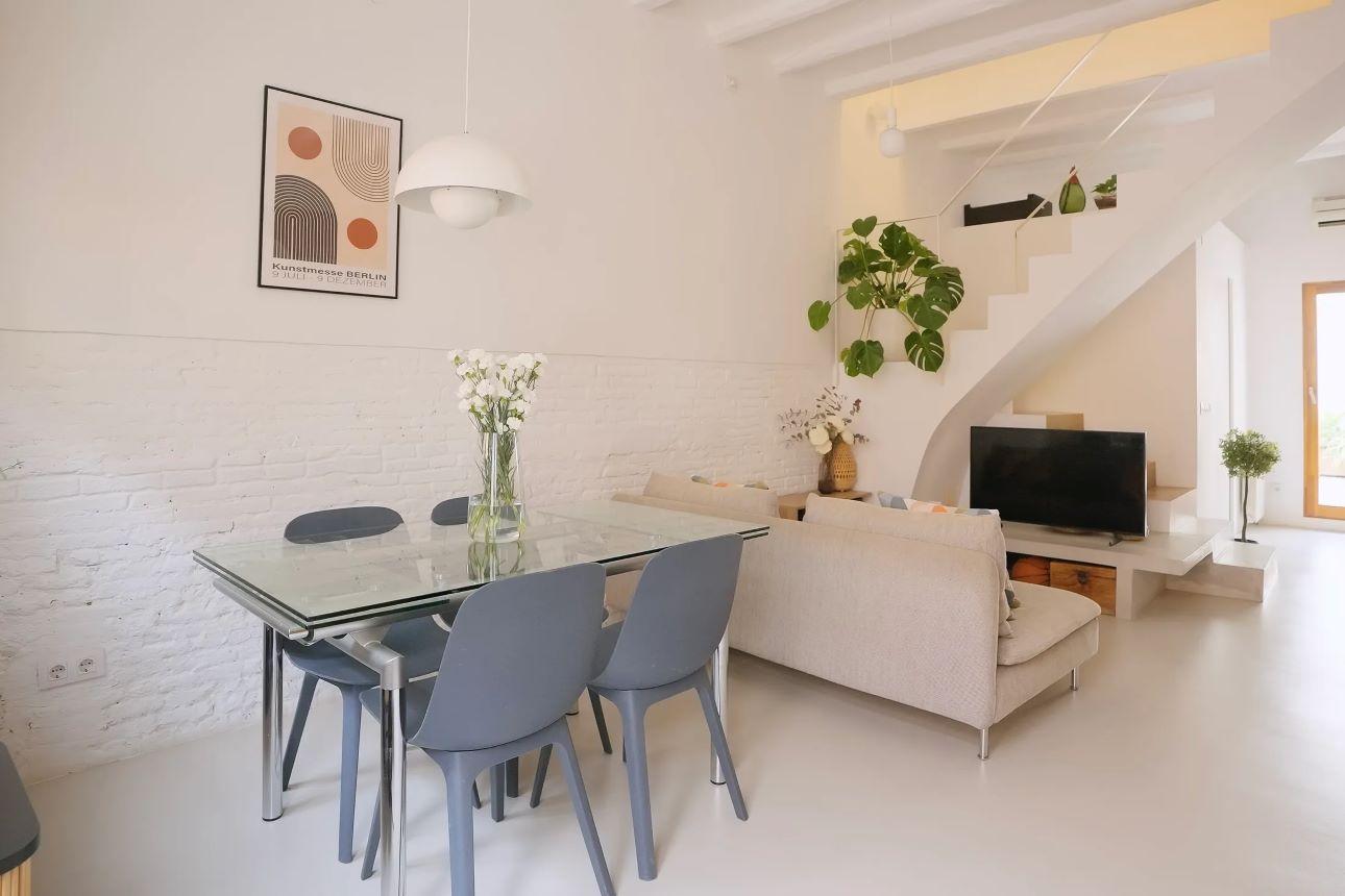 Η χρήση μικροτσιμέντου σε ανοιχτούς τόνους βοηθά στη διάχυση του φωτός/ Φωτογραφία: Santa Arquitectura