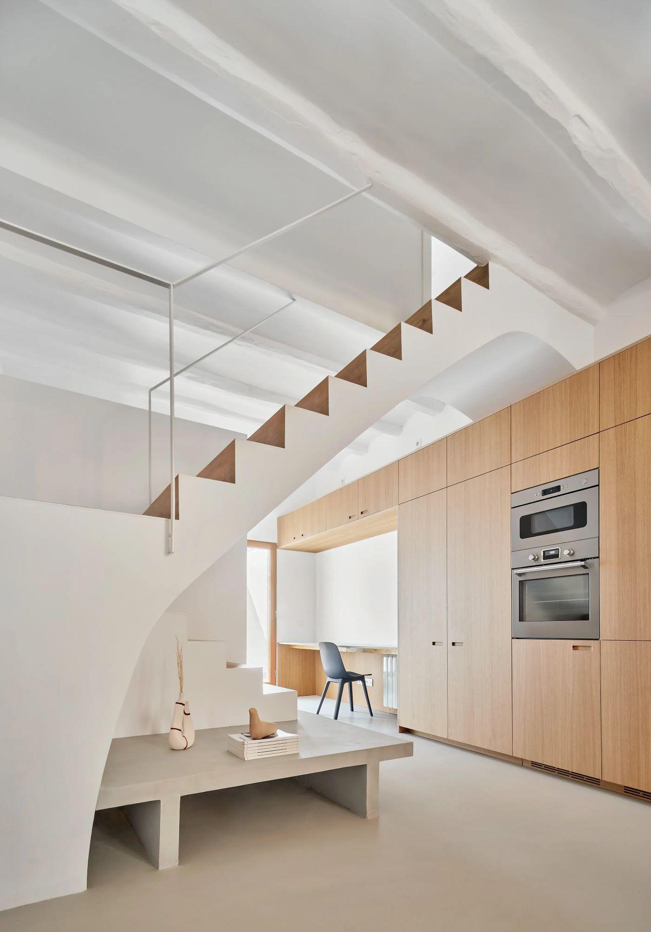 Η σκάλα λειτουργεί ως η «καρδιά» του χώρου/ Φωτογραφία: Santa Arquitectura