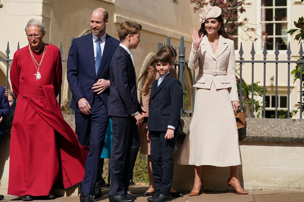 Η βασιλική οικογένεια φτάνει στην πασχαλινή λειτουργία/ Φωτογραφία: AP Photo 