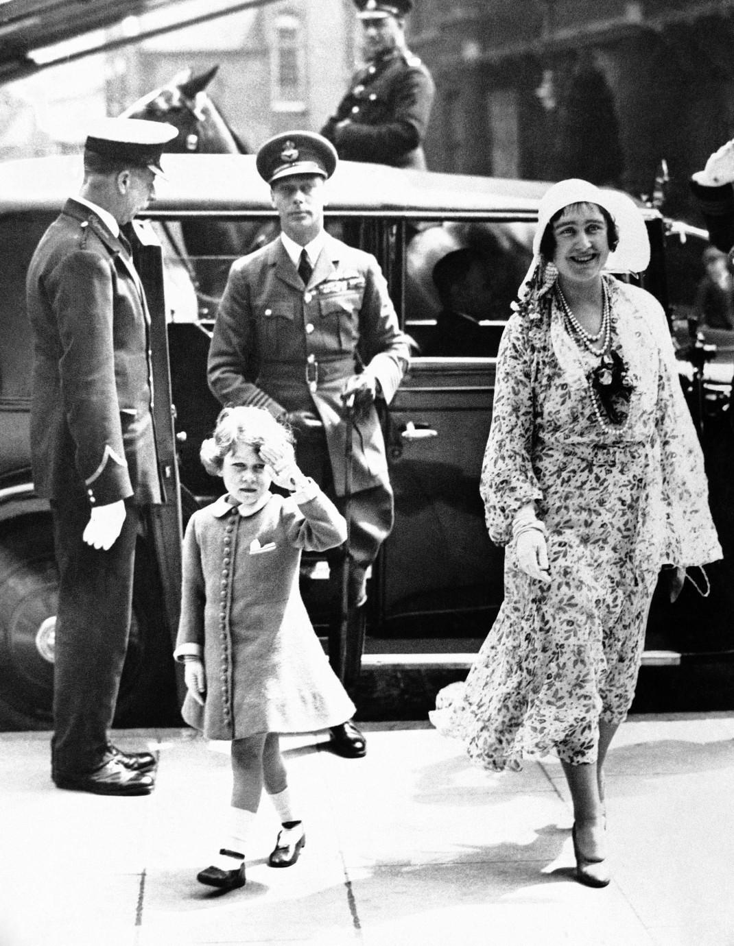 Η τότε πριγκίπισσα Ελισάβετ με τους γονείς της