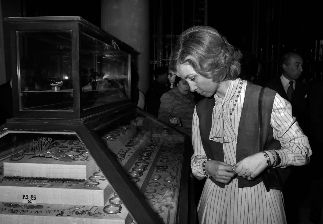  Η βασίλισσα Σοφία κατά την επίσημη επίσκεψή της στην Αίγυπτο, Κάιρο, 1977. /Φωυογραφία: Getty Images