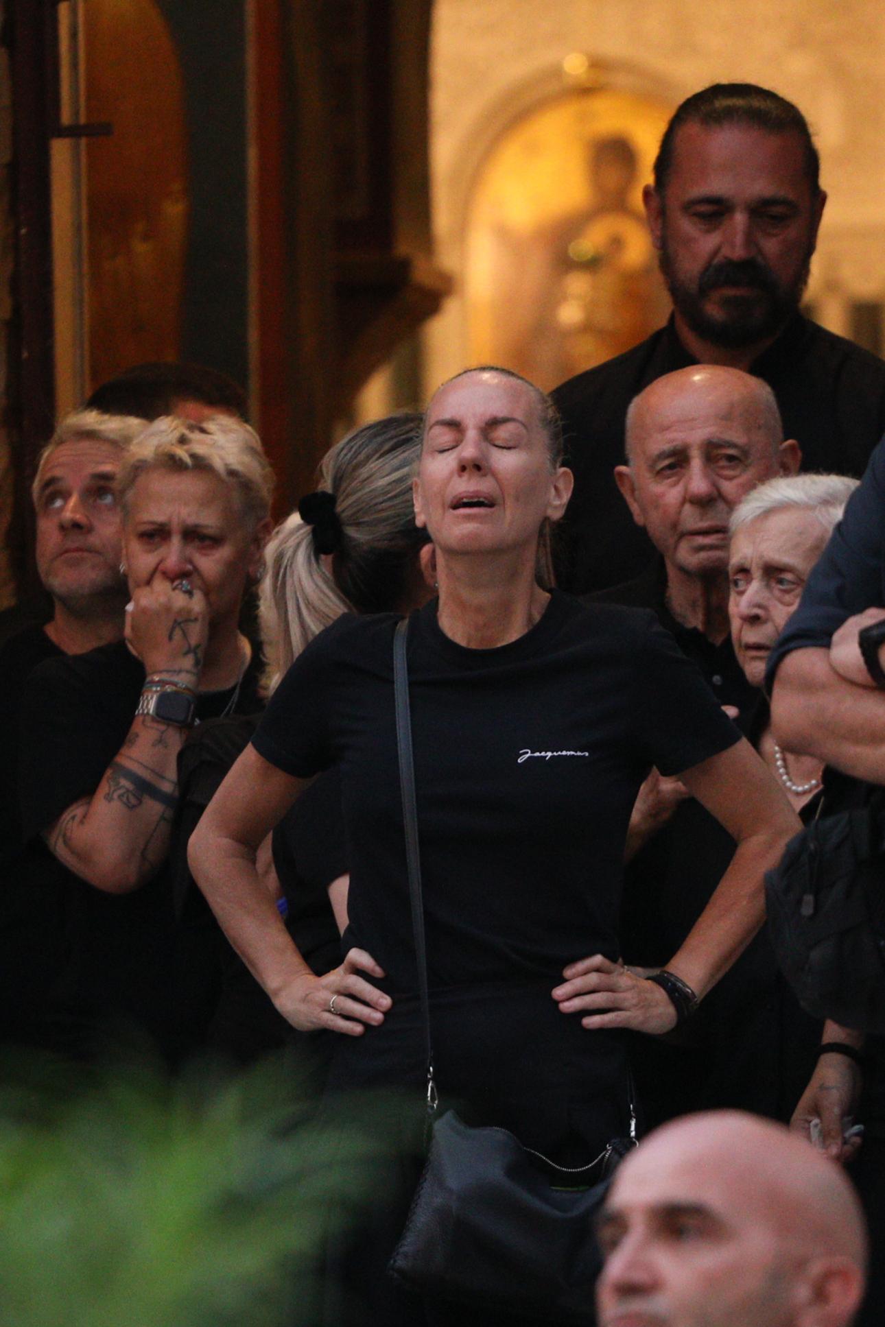  Ο Δημήτρης Μακρυνιώτης, πίσω από τον πατέρα του Γιώργου Μαζωνάκη, Μανώλη, στην αγρυπνία στη Νίκαια. /Φωτογραφία: Intime News