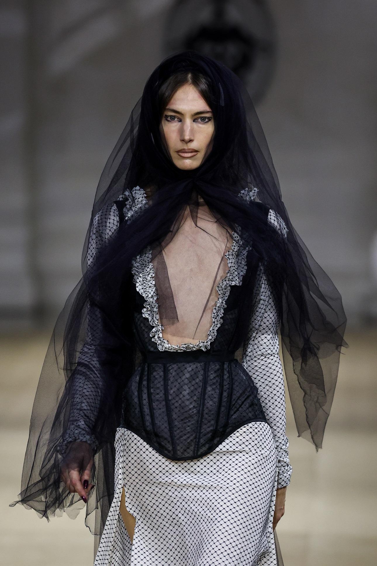 Το πέπλο στην πασαρέλα του οίκου Vivienne Westwood Fall/Winter 2025-2026/ Getty/ Ideal Image