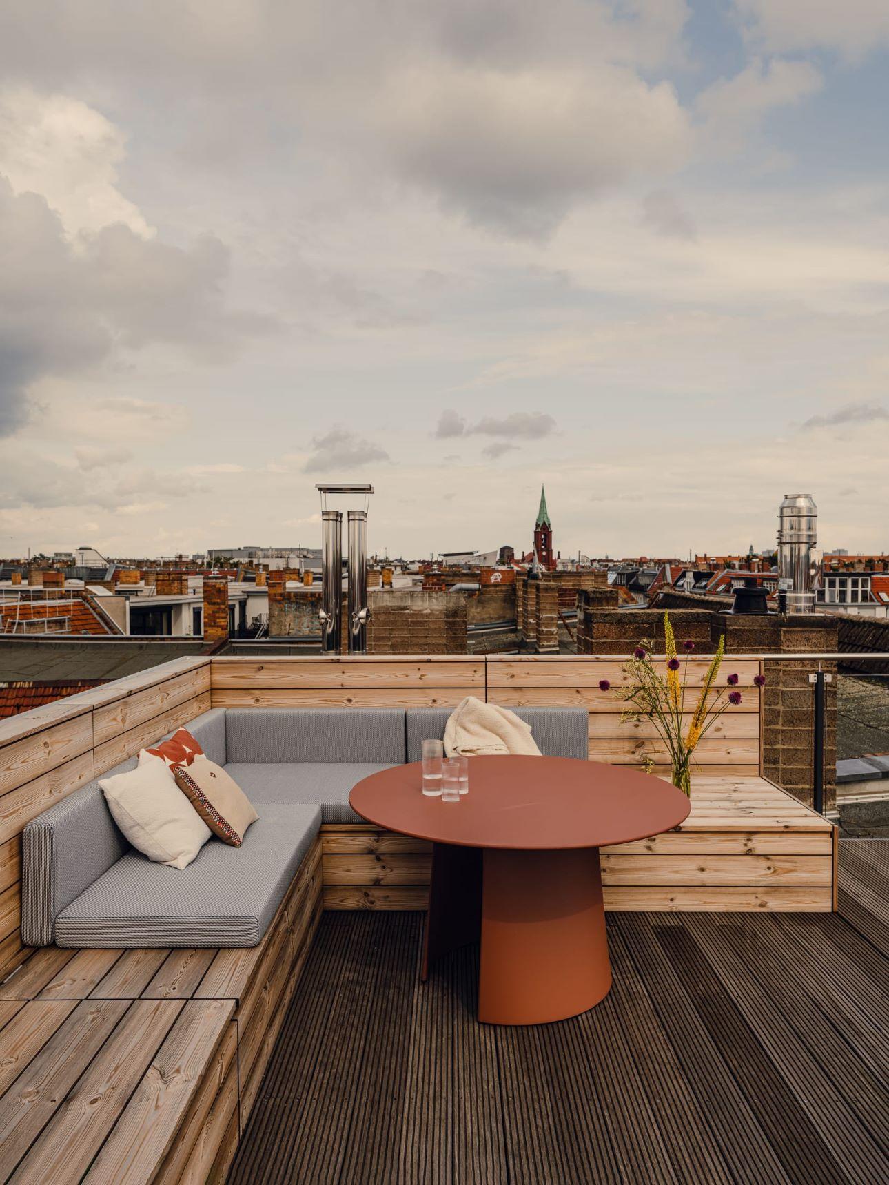 Η ταράτσα λειτουργεί ως επέκταση του χώρου, με ενσωματωμένα καθίσματα και πανοραμική θέα στο Βερολίνο/ Φωτογραφία: Bruzkus Greenberg   