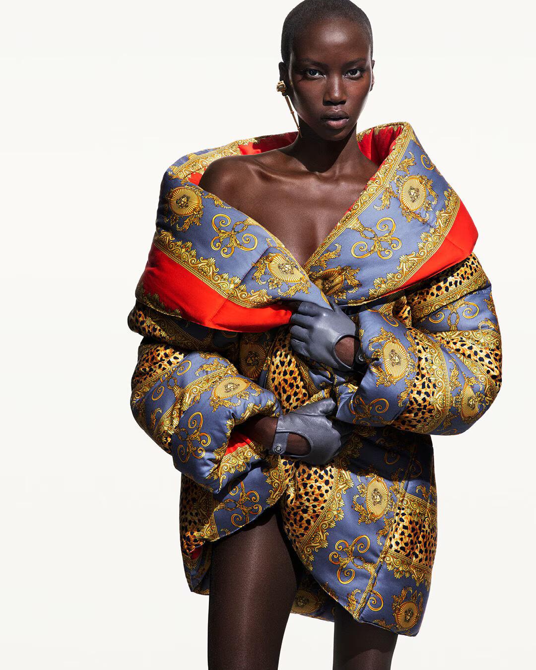 Ανόκ Γιαΐ/ Versace