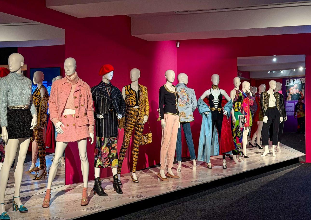  Εμβληματικά σχέδια του Versace που σημάδεψαν τη μόδα των δεκαετιών του 1980 και του 1990. / Φωτογραφία: Musée Maillol 