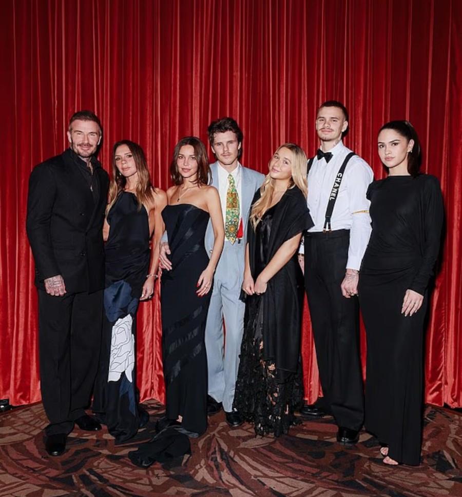 Ντέιβιντ Μπέκαμ, Βικτόρια Μπέκαμ, Τζάκι Απόστελ, Κρουζ Μπέκαμ, Χάρπερ Μπέκαμ, Ρόμεο Μπέκαμ, Κιμ Τέρνμπουλ/Φωτογραφία: Instagram/ @victoriabeckham