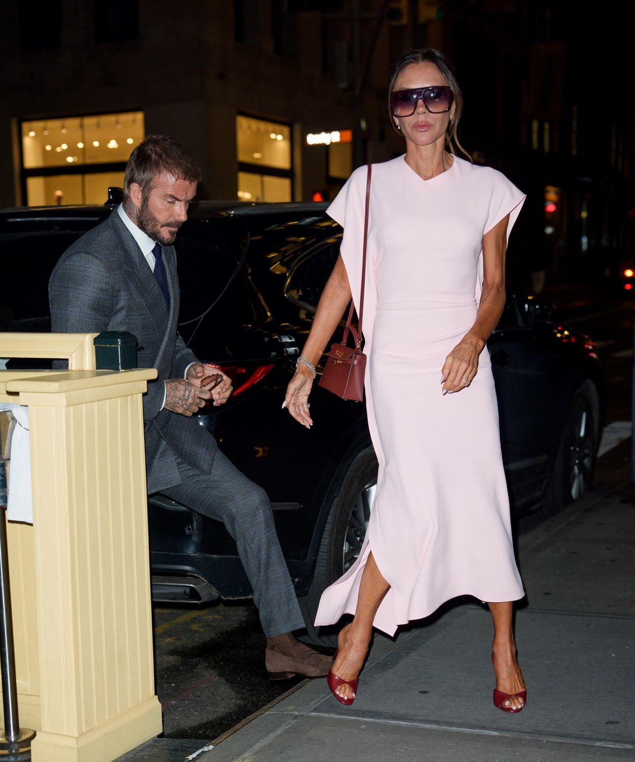 Η Βικτόρια Μπέκαμ με την τσάντα Hermès Kelly, μαζί με τον Ντέιβιντ Μπέκαμ/ Φωτογραφία: Getty Images