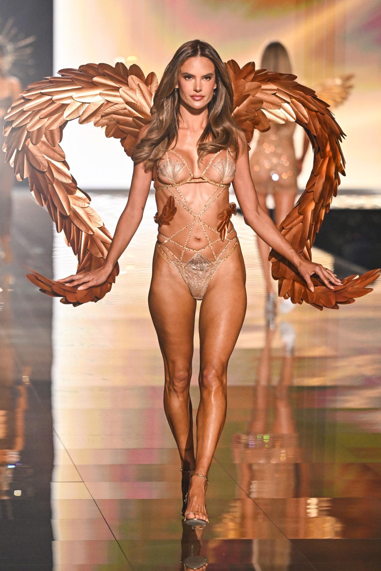 Η Αλεσάντρα Αμπρόσιο στο show της Victoria's Secret, πριν μερικές ημέρες/ Φωτογραφία: AP