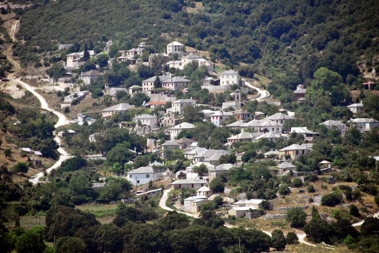  Τα Κάτω Πεδινά, αμφιθεατρικά χτισμένα στην αγκαλιά του Μιτσικελίου/Φωτογραφία: Shutterstock