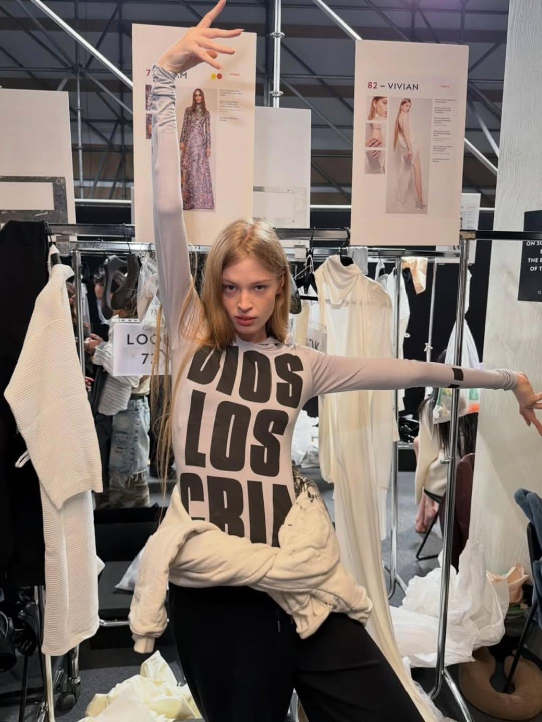 H Βίβιαν Τζένα Γουίλσον στα παρασκήνια της επίδειξης του Gucci FW26 / Ιnstagram @vivllainous