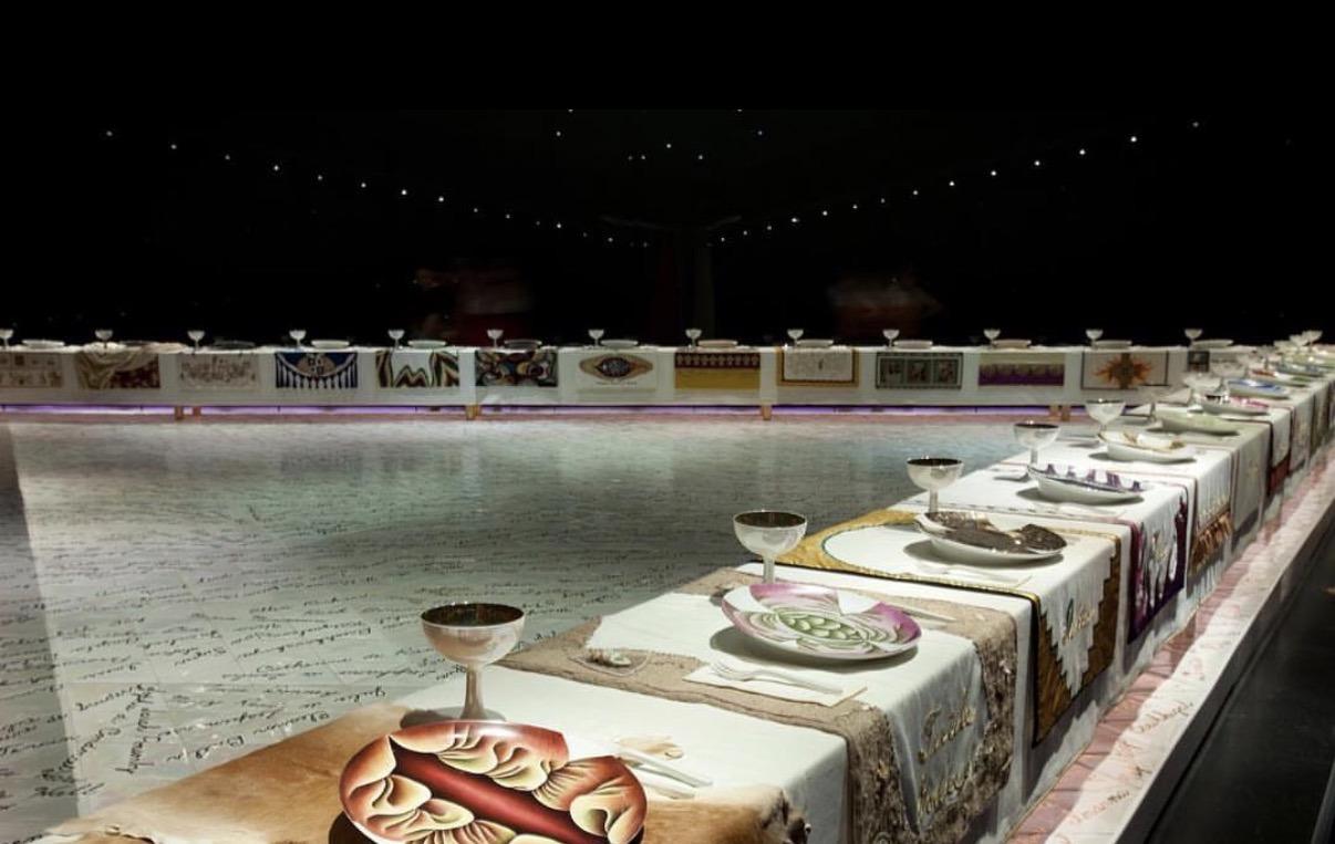  Άποψη της εγκατάστασης The Dinner Party, της Judy Chicago Πηγή Instagram garage_magazine 