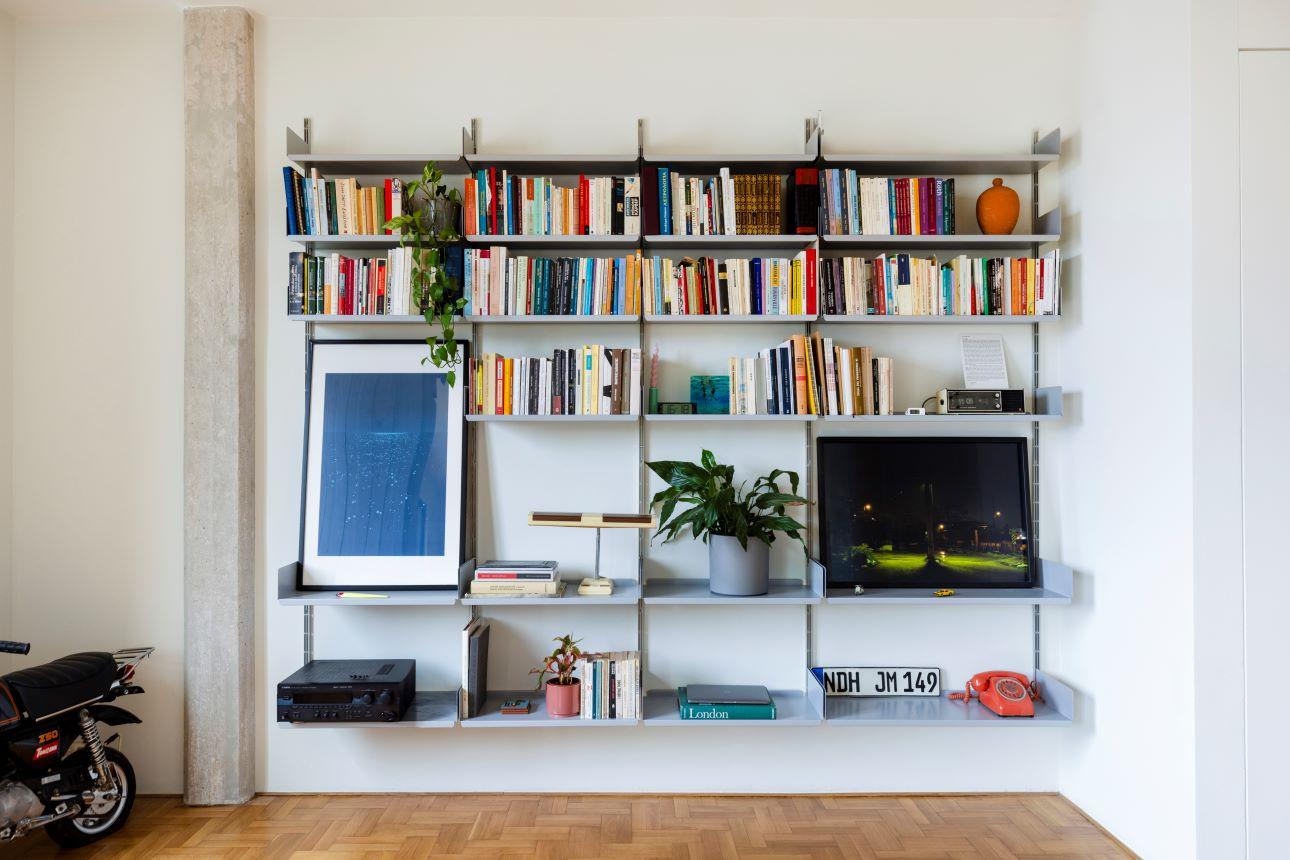 Τα έπιπλα και τα φωτιστικά αντικείμενα προσθέτουν έναν ακόμη ρυθμό στο σπίτι, χωρίς να το βαραίνουν/Φωτογραφία: Αλίνα Λέφα  