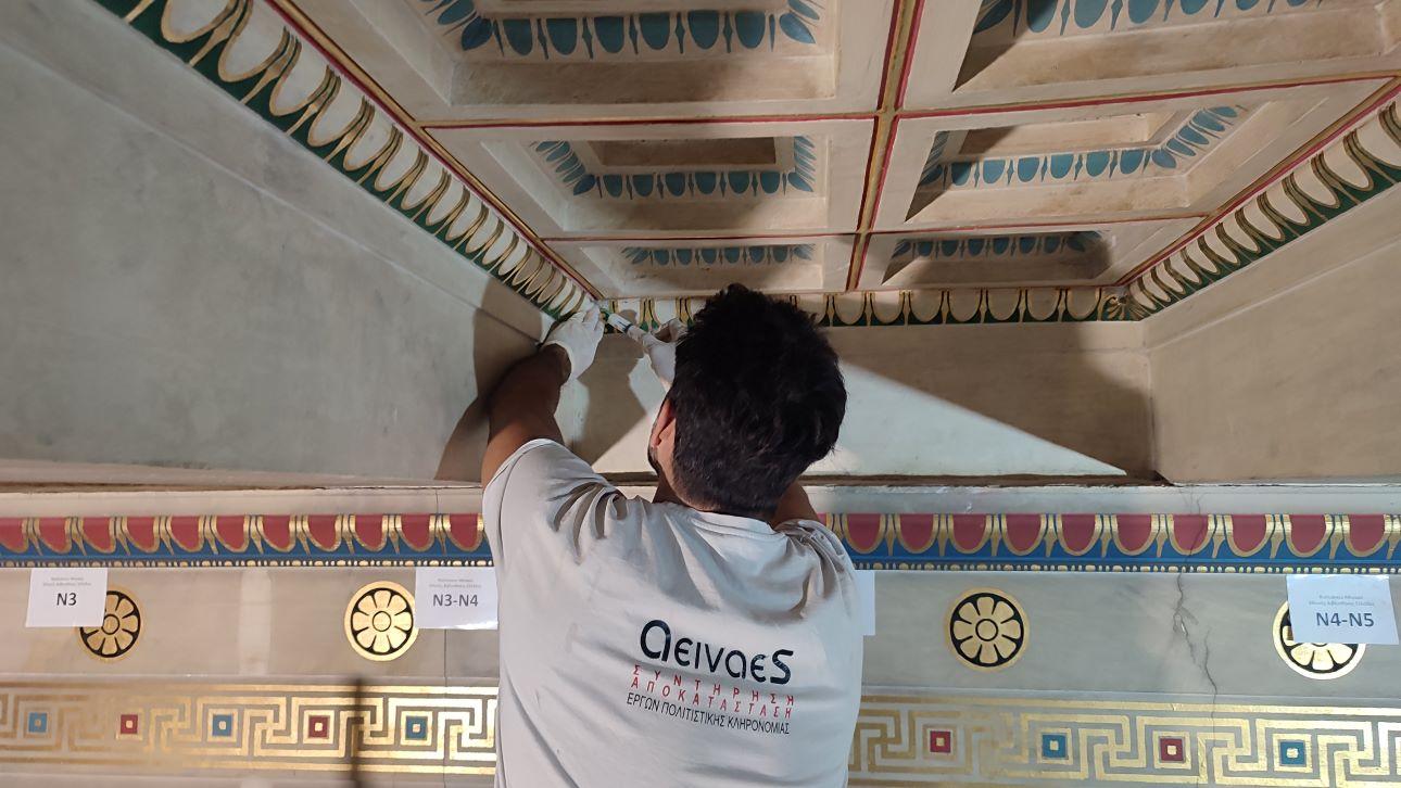 Οι εργασίες συντήρησης και καθαρισμού της οροφής/ Φωτογραφία: Εθνική Βιβλιοθήκη 