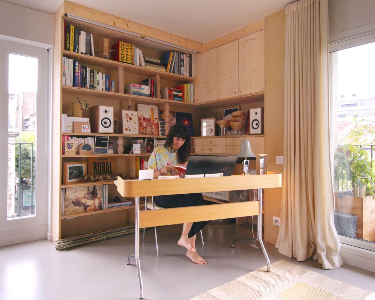 Μια εσοχή στον τοίχο του καθιστικού αξιοποιήθηκε για να δημιουργηθεί μια εντοιχισμένη βιβλιοθήκη/ Φωτογραφία: Instagram/ @petitjour.architecture