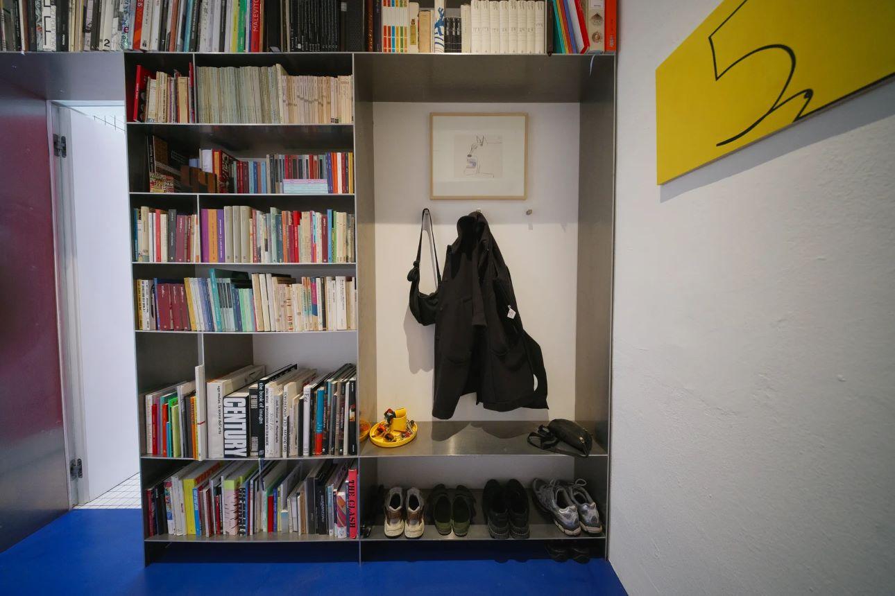 Η μεταλλική βιβλιοθήκη στην είσοδο του σπιτιού/ Φωτογραφία: Associates Architecture      