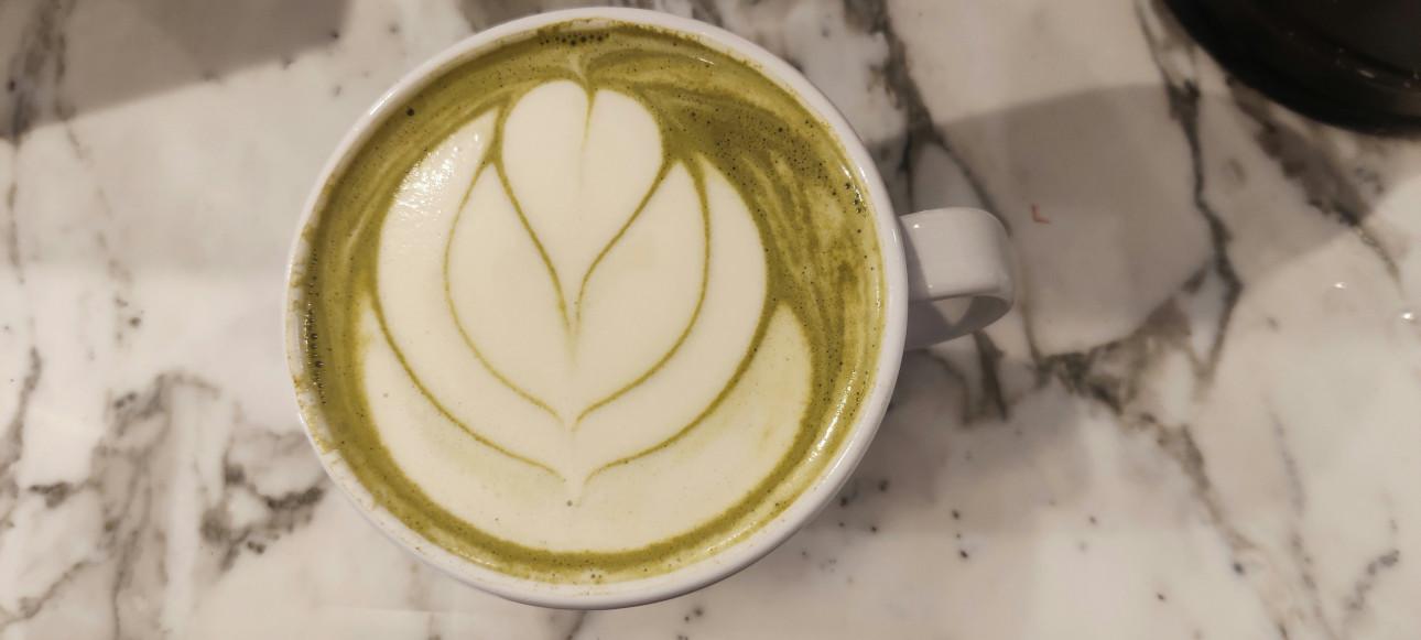 Τσάι matcha με γάλα βρώμης/ Φωτογραφία: Unsplash
