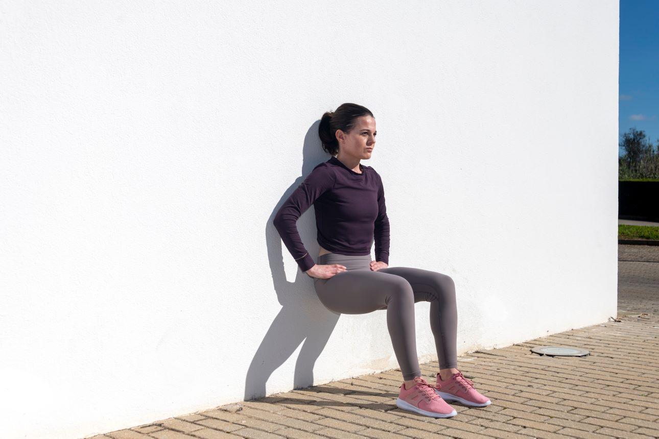 Half squat Με στήριξη στον τοίχο/ Φωτογραφία: Shutterstock