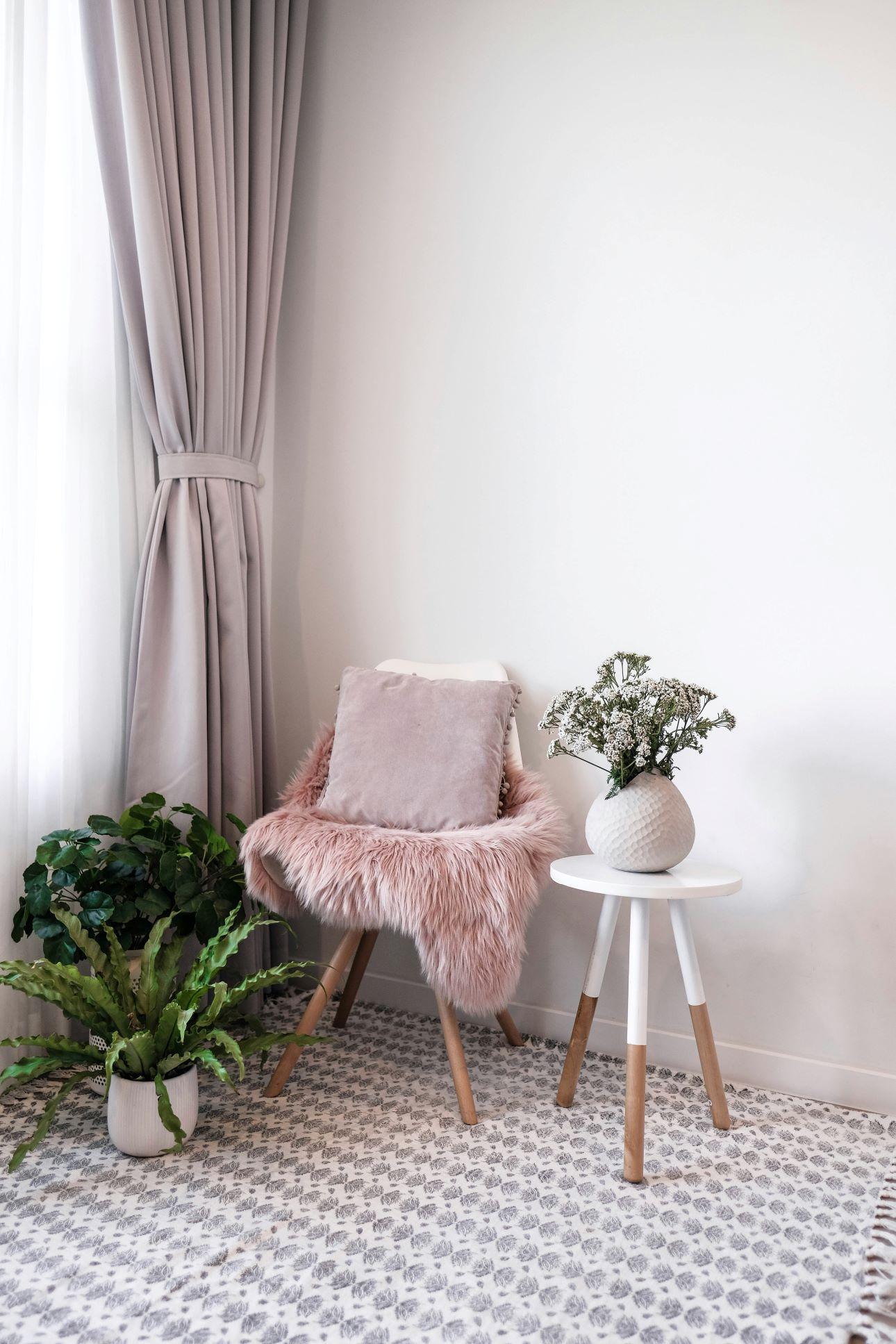 Το χρώμα μπορεί να ταιριάξει και σε μαξιλάρια, ριχτάρια, κουρτίνες/ Φωτογραφία: Unsplash