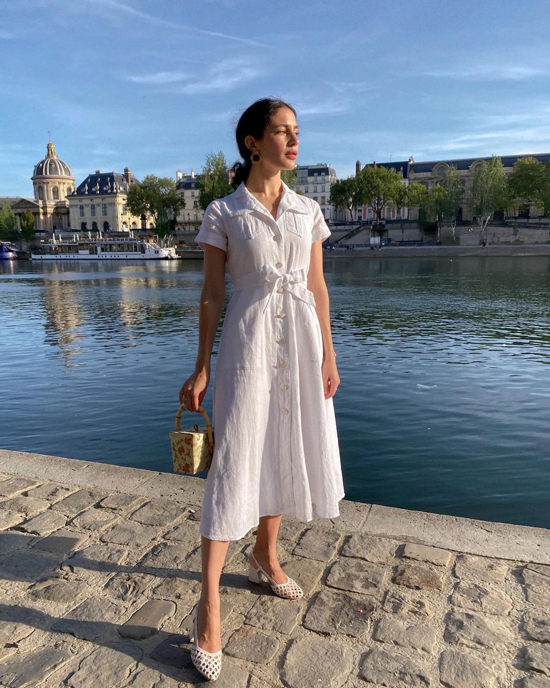 γυναίκα με λευκό shirt dress