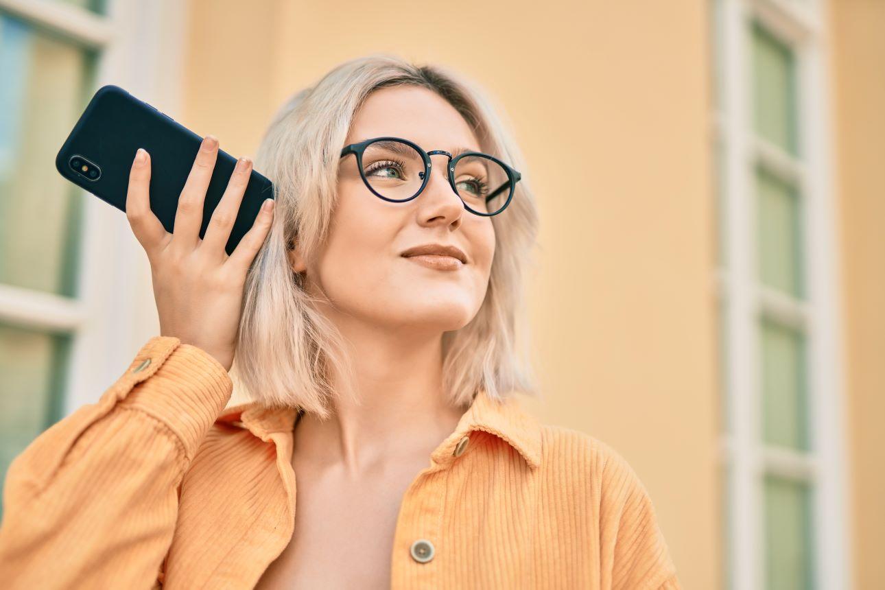 Τα ηχητικά μηνύματα βοηθούν στη διατήρηση μιας φιλίας/ Φωτογραφία: Shutterstock