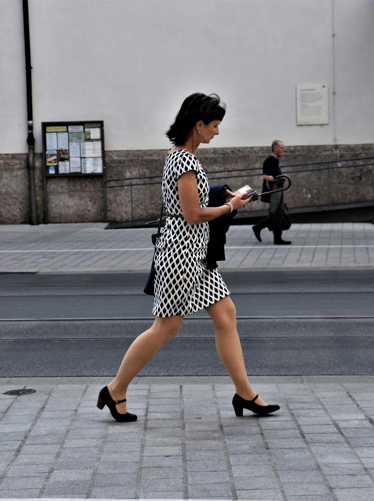 Το να περπατάμε με το κινητό στο χέρι έχει γίνει πραγματικότητα/ Φωτογραφία: Unsplash