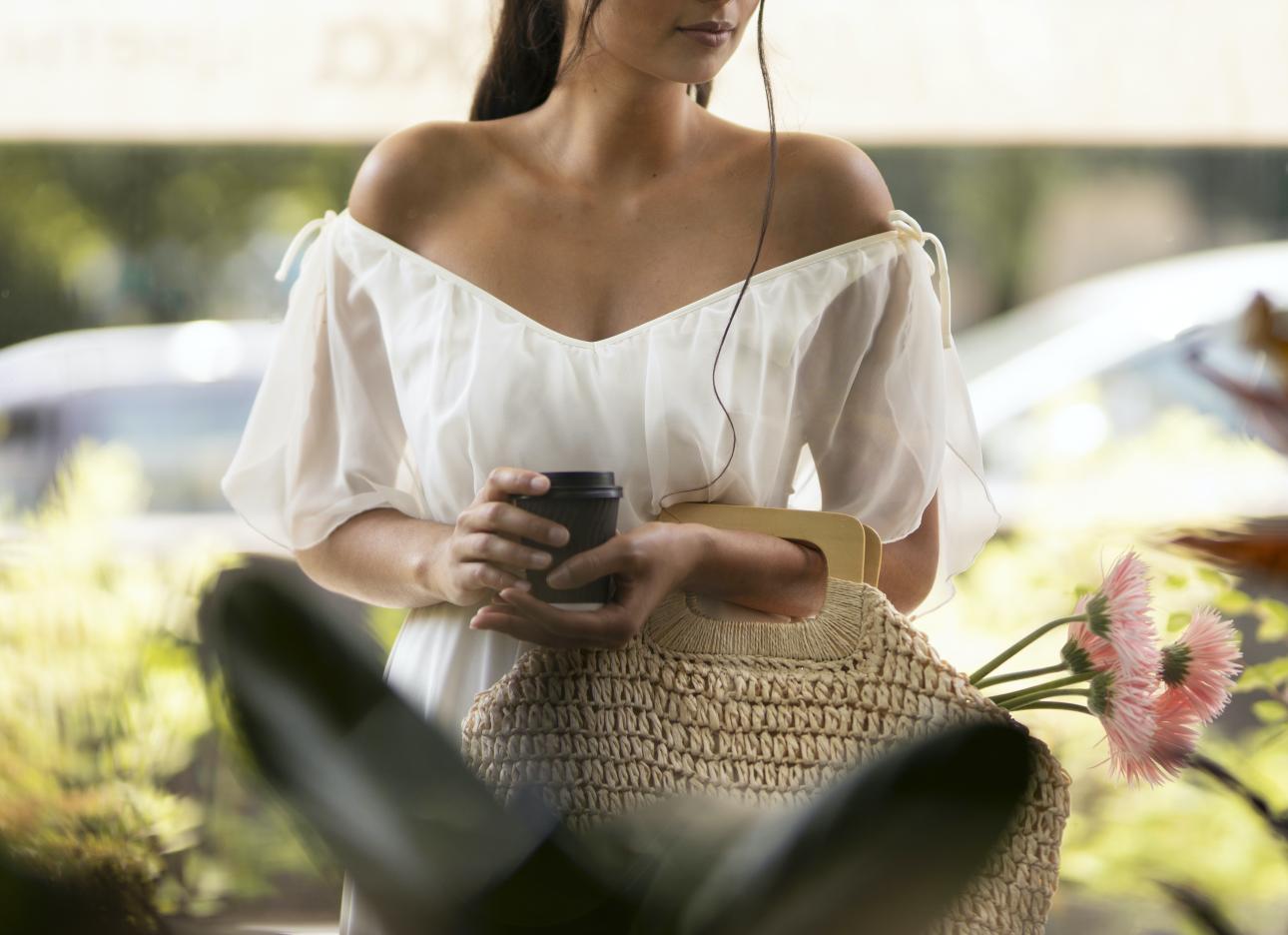 Το αντηλιακό είναι ο βασικός σύμμαχος της επιδερμίδας, αρκεί να θυμάστε πως η χρήση του δεν πρέπει να περιορίζεται στο πρόσωπο. Photo credit: Freepik