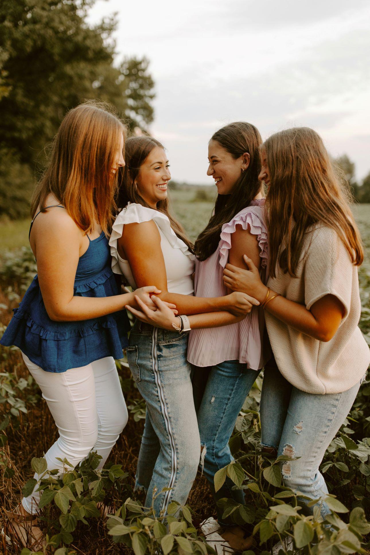 Οι στρατηγικές για να διατηρηθούν οι φιλίες περιλαμβάνουν τις «μικροσυνδέσεις», οπως ένα ηχητικό μήνυμα/ Φωτογραφία: Unsplash