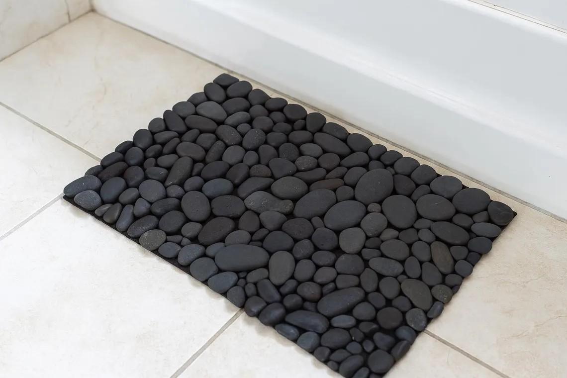 Χαλάκι εισόδου φτιαγμένο με μαύρες πέτρες/ Φωτογραφία: Instagram/ @gaiasground 