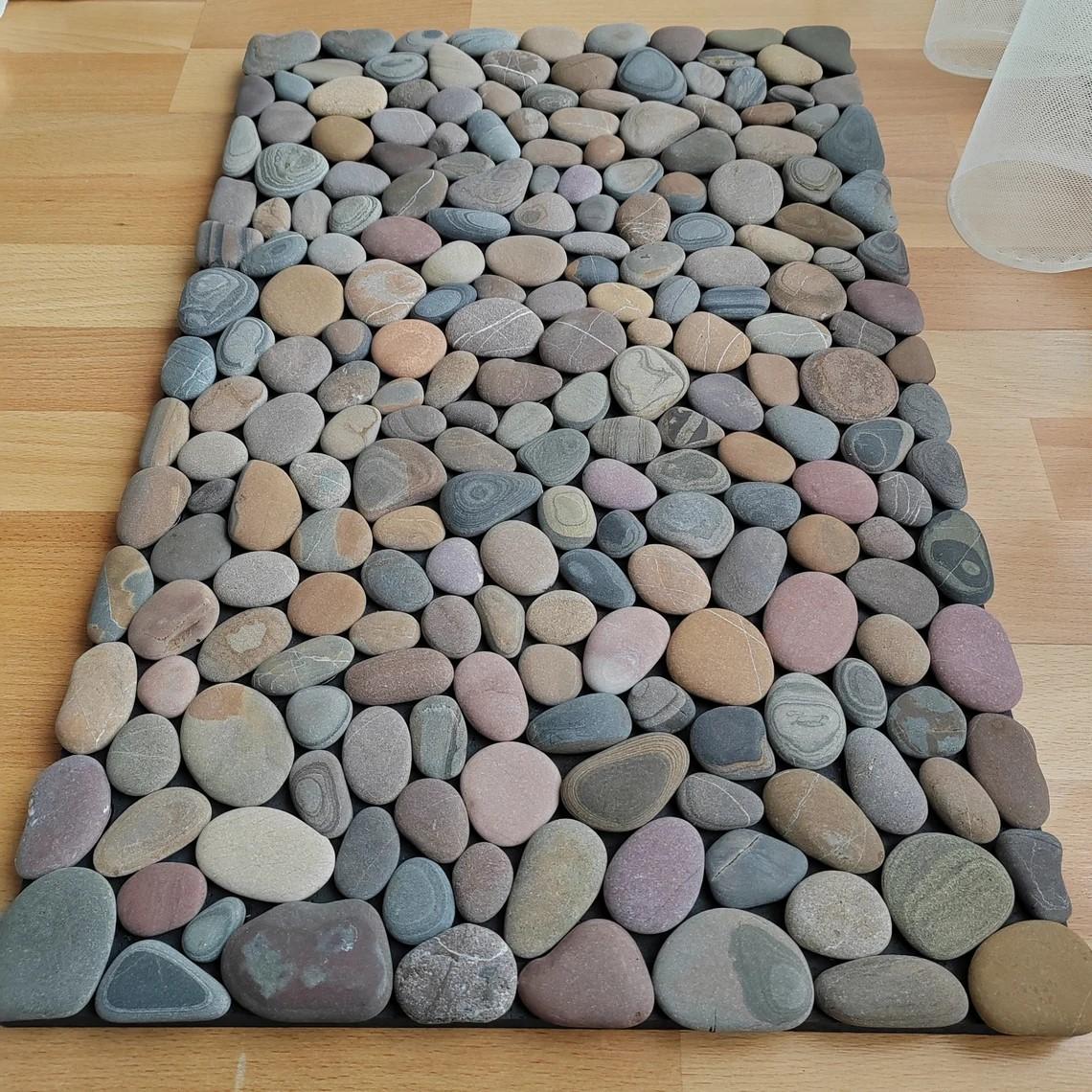 Χαλάκι εισόδου φτιαγμένο με βότσαλα/ Φωτογραφία: Instagram/ @gaiasground