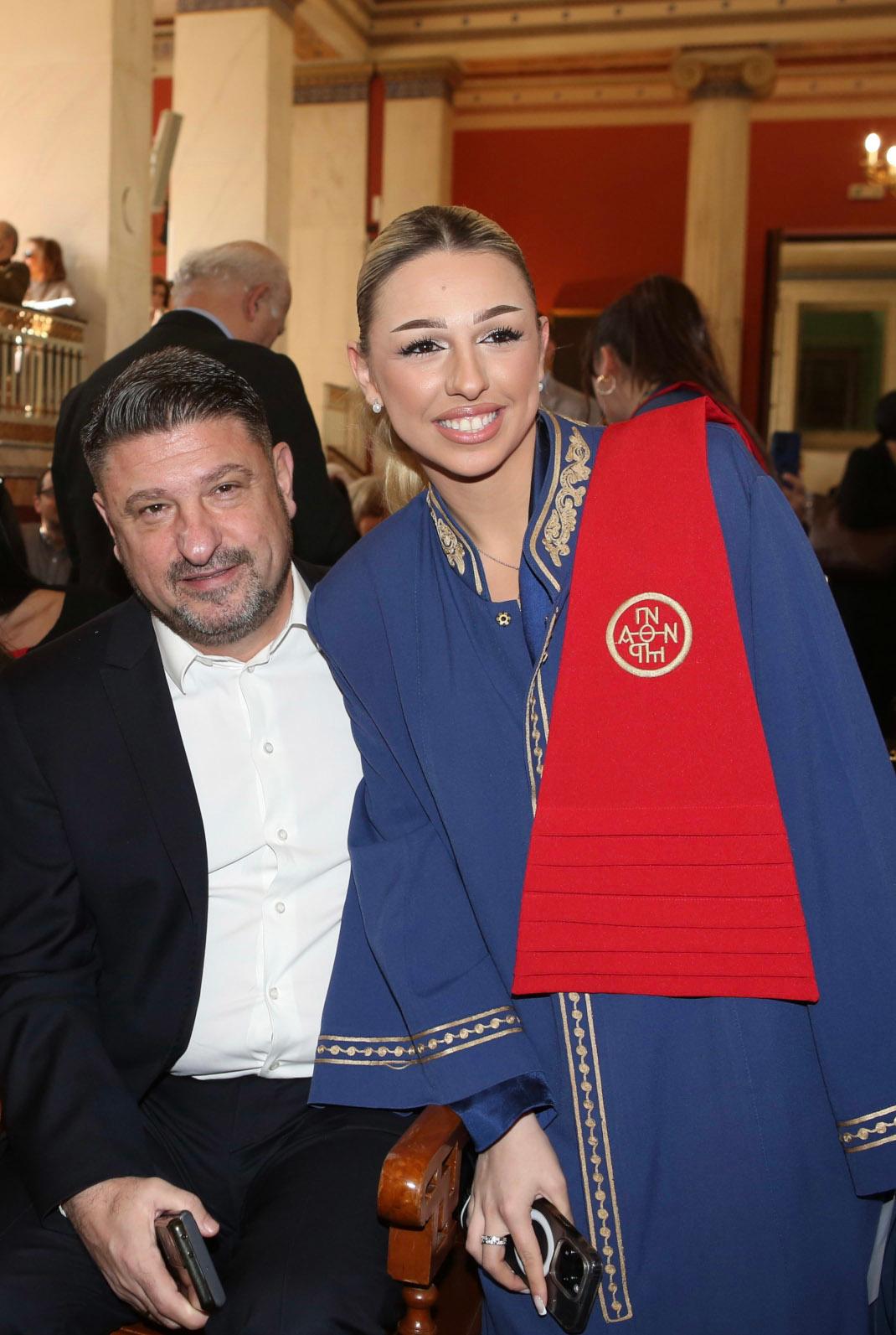 O Νίκος Χαρδαλιάς με την κόρη του, Ιωάννα, στην ορκωμοσία της /Φωτογραφία: NDP photo agency
