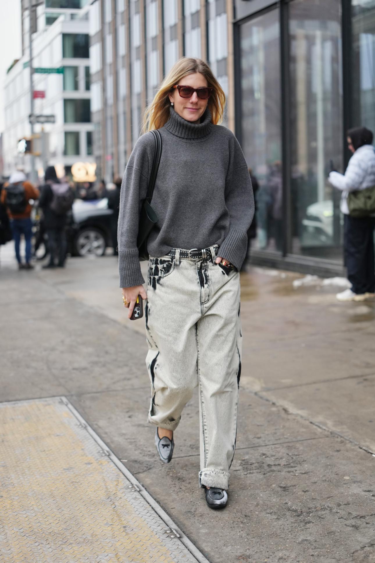  Ξεβαμμένο τζιν με loafers/Φωτογραφία: Getty 