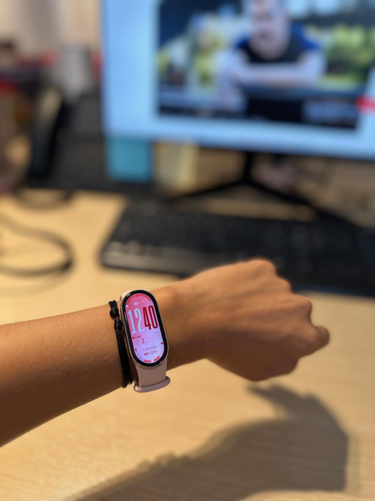Με το Xiaomi Smart Band 10 στην καθημερινότητα, πάντα διακριτικά παρόν.