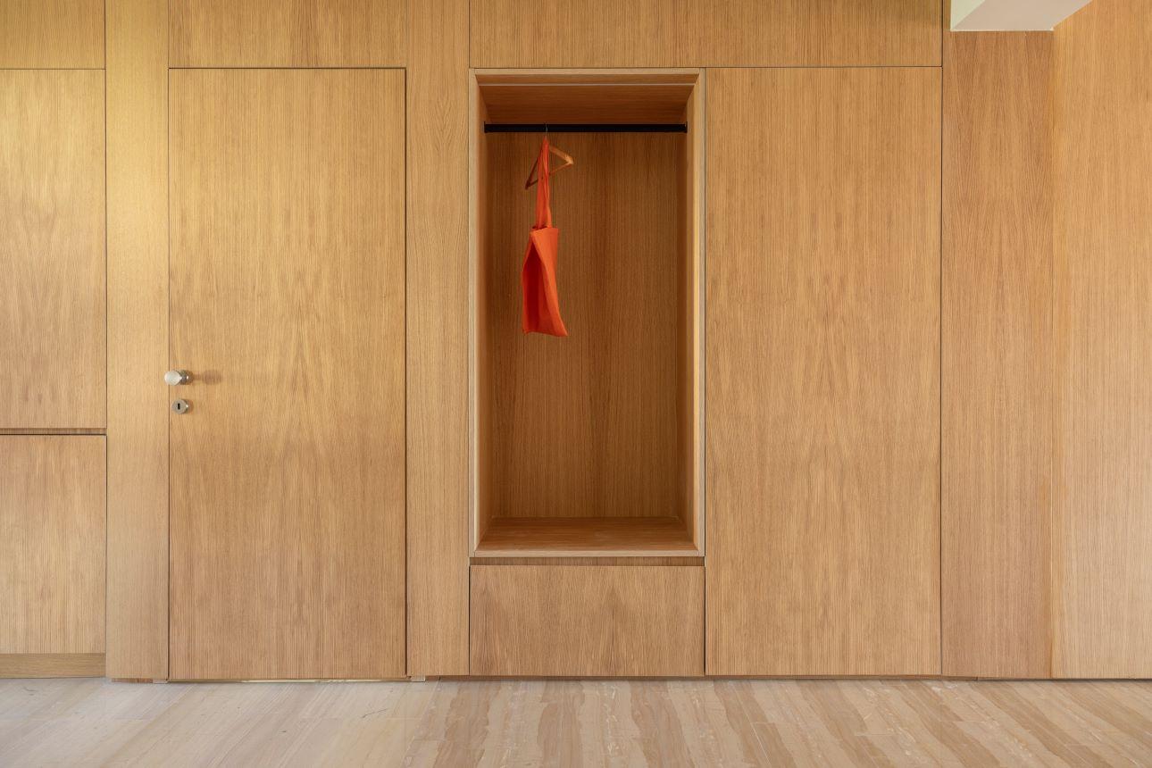 Το D Flat διαμορφώνεται έτσι ως μια άσκηση ισορροπίας: ανάμεσα στο παλιό και το νέο, στο φως και την κάτοψη, στη μνήμη και τη σύγχρονη κατοίκηση/ Φωτογραφία: Αλίνα Λέφα 