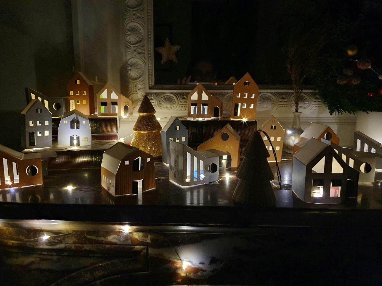 Φωτιζόμενο χωριουδάκι/ Φωτογραφία: Unsplash